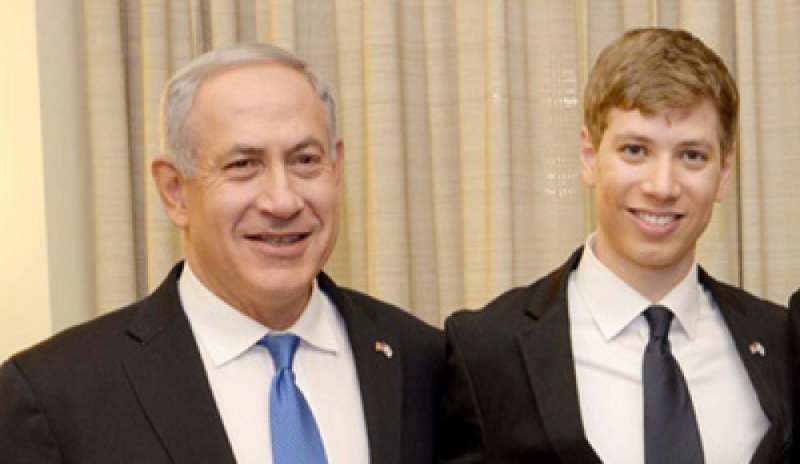 Posta una vignetta giudicata “antisemita”: bufera sul figlio di Netanyahu