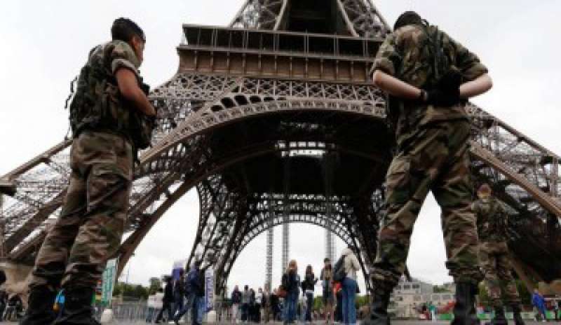 Preparavano attacco kamikaze a Parigi: 4 arresti. In manette anche una 16enne