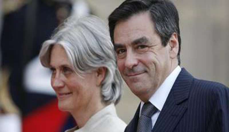 Presidenziali francesi, Penelope Fillon rompe il silenzio: “Mio marito deve andare avanti”
