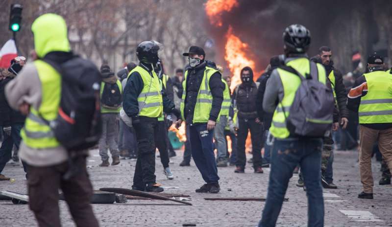 Primi scontri a Parigi, vittime sulla strada