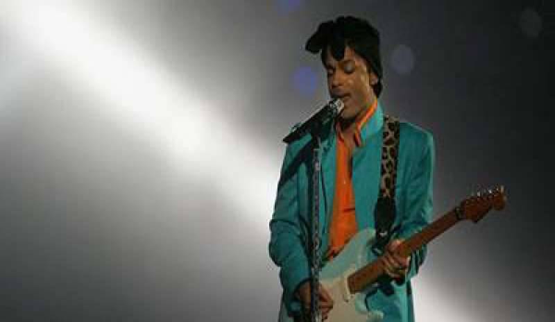 Prince, a un anno dalla morte diffusi i risultati delle perquisizioni a Paisley Park: oltre 100 pillole nascoste