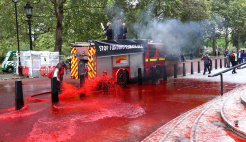 Protesta a Londra: vernice rossa contro il Ministero ma qualcosa va storto…