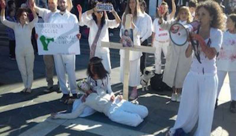 Protesta animalista davanti al Duomo di Milano contro il consumo di carne a Pasqua