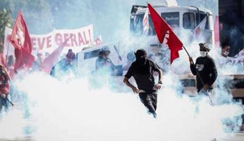 Proteste anti-governative a Brasilia, la folla assalta i ministeri: Temer mobilita l’esercito