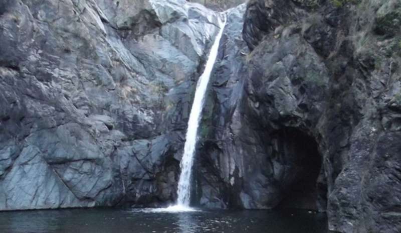 Prova a saltare una cascata: 20enne annega in un torrente