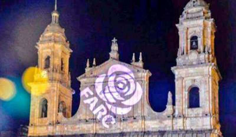 Provocazione delle Farc: il logo del partito proiettato sulla Cattedrale di Bogotà
