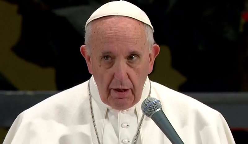 Quando Bergoglio “rubò” la croce a un confessore nella bara