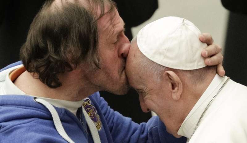 Quel bacio al Papa che ha commosso il mondo