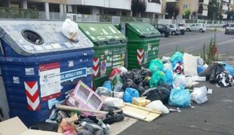 Questione rifiuti e lotta al rovistaggio, la soluzione del Campidoglio: “Via i cassonetti dalle strade”