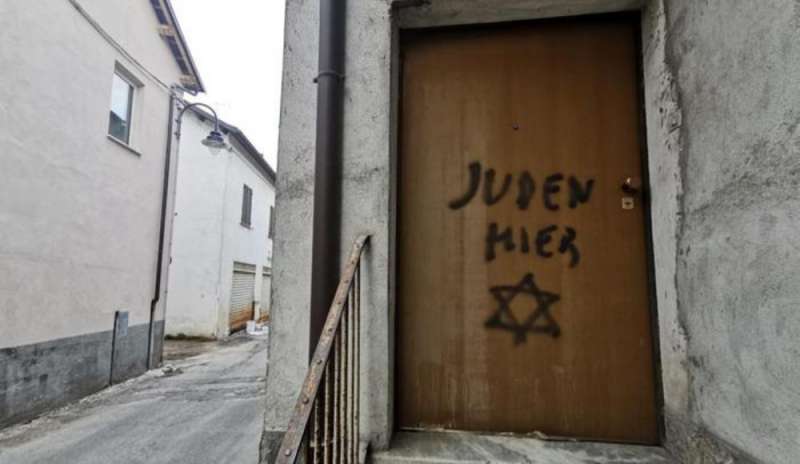 “Qui ebrei” scritta choc sulla casa di un'ex deportata
