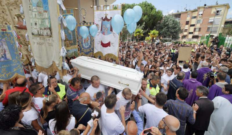 Rabbia ai funerali del ragazzo ucciso a Napoli