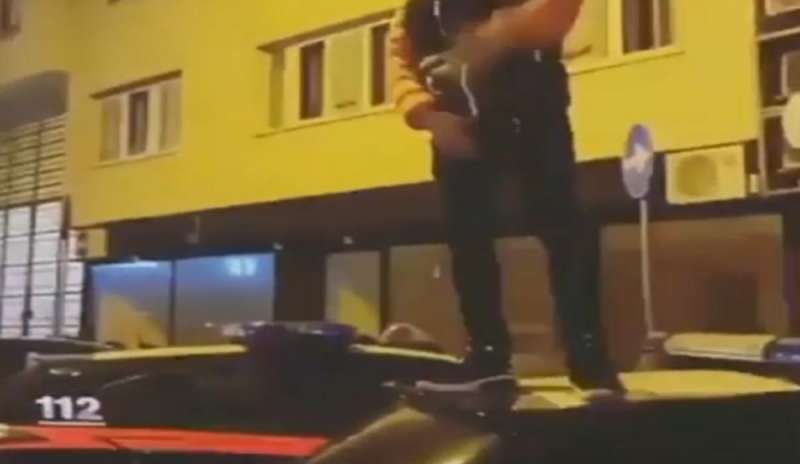 Rap e vandalismo sull'auto dei Carabinieri