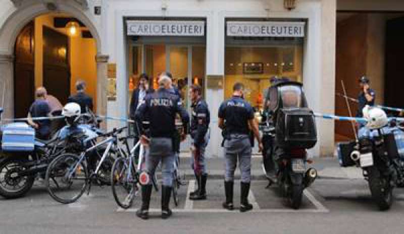 Rapina milionaria a Milano, arrestati due serbi. La Polizia: “Stessa tecnica dei Pink Panthers”