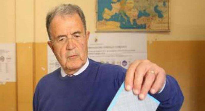 Referendum, Prodi: “Voto Sì, meglio succhiare un osso che un bastone”