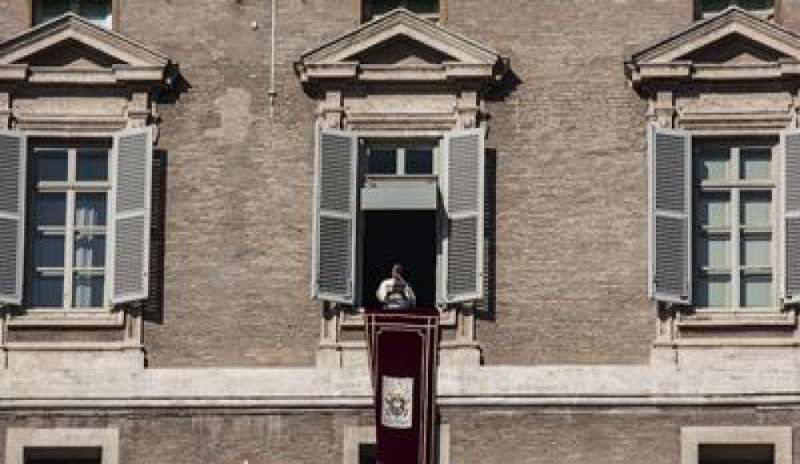 Regina Coeli, il Papa: “C’è bisogno di preghiera per la pace”