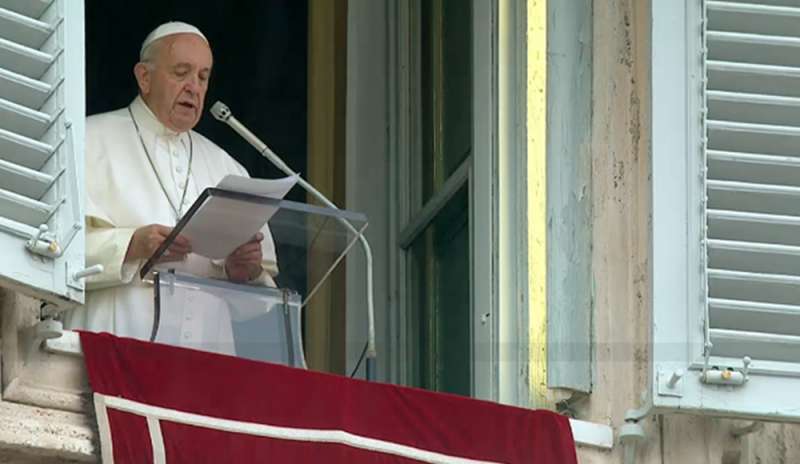 Regina Coeli, il Papa: “Chiesa non sia mondana”