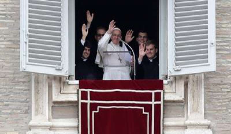 Regina Coeli, il Papa: “Siamo legati a Cristo, rinunciamo alle false sapienze del mondo”