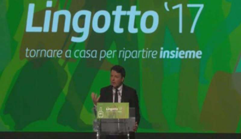 Renzi riparte da Torino: “Il futuro non va più di moda ma è la nostra sfida”