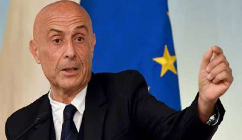 Riapre l’ambasciata italiana a Tripoli, Gentiloni: “Impegno contro gli scafisti”