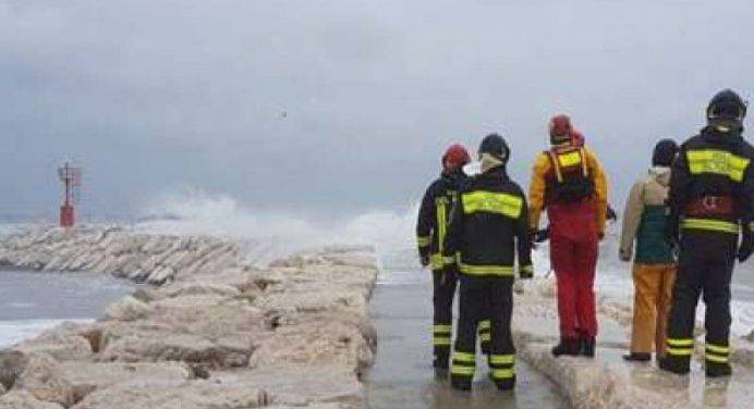 Rimini, barca contro gli scogli a causa del maltempo: 2 morti e 2 dispersi
