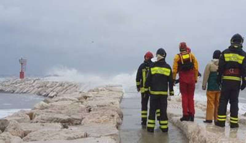Rimini, barca contro gli scogli a causa del maltempo: 2 morti e 2 dispersi
