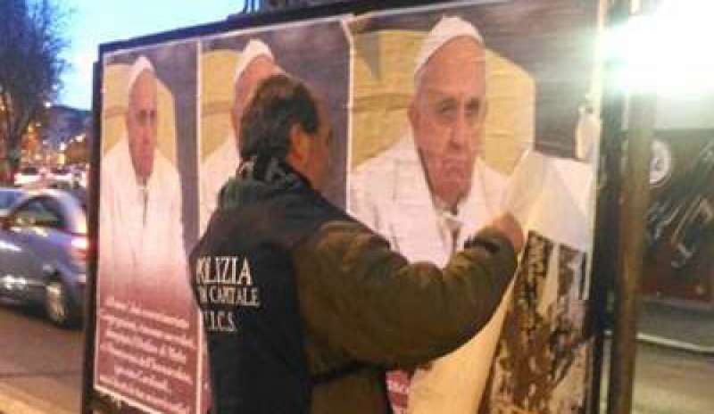 Rimossi i manifesti contro Papa Francesco