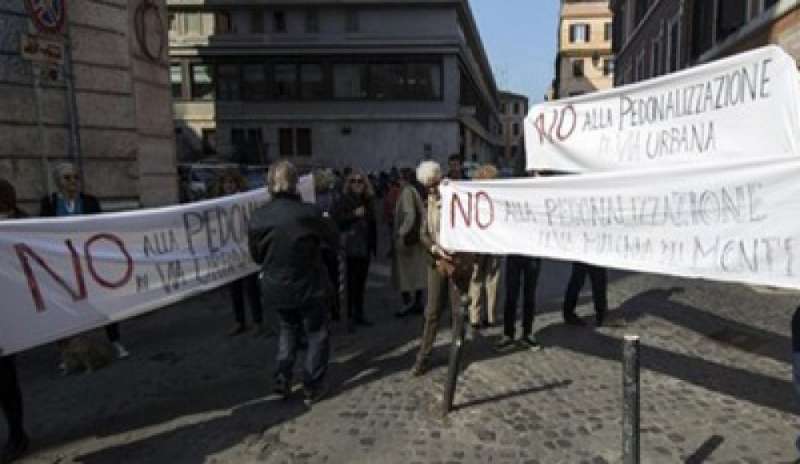 Rione Monti, Raggi contestata alla stazione metro Cavour: “No alla pedonalizzazione”