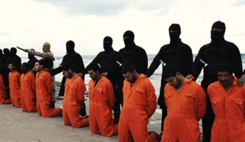 Ritrovati i corpi dei 21 cristiani copti sgozzati dall'Isis nel 2015