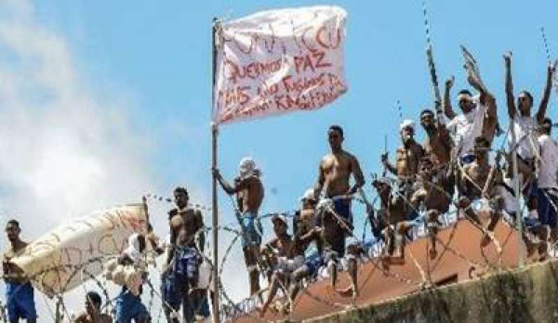 Rivolta nelle prigioni brasiliane: ad Alcacuz un muro per separare le gang