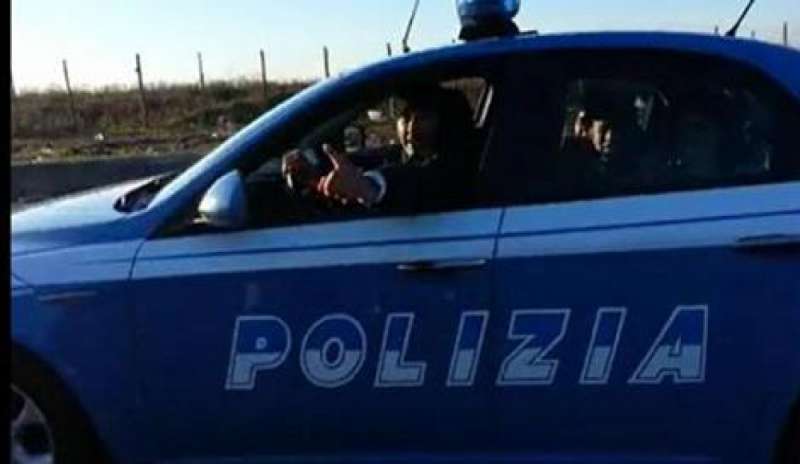 Rom alla guida di un’auto della polizia. Nella Capitale scoppia la polemica (Video)