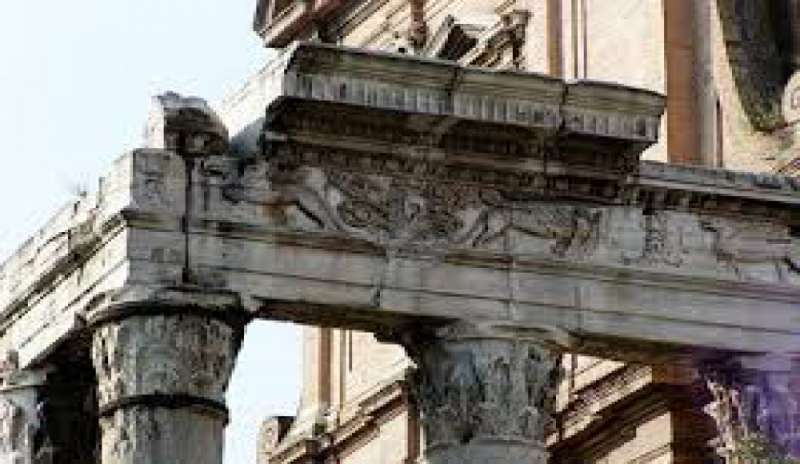 Roma, al Tempio di Romolo risplende la Fonte di Giuturna