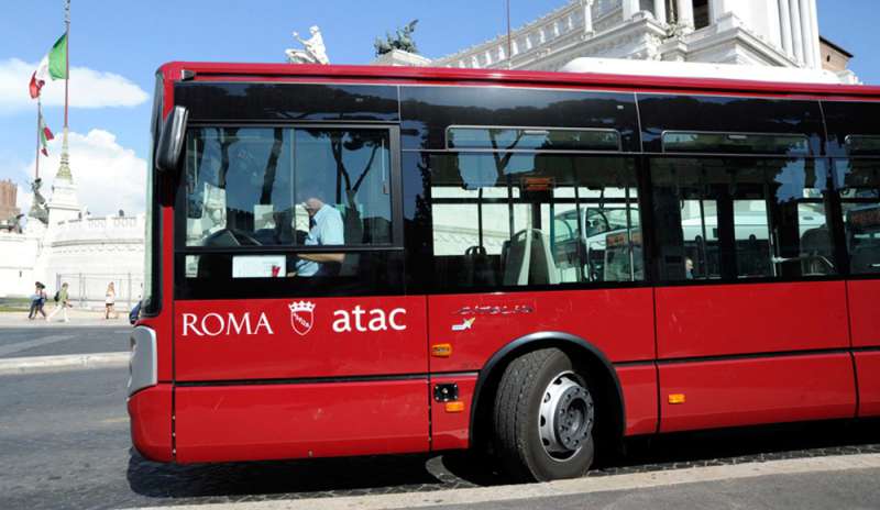 Roma, donna investita da autobus è grave