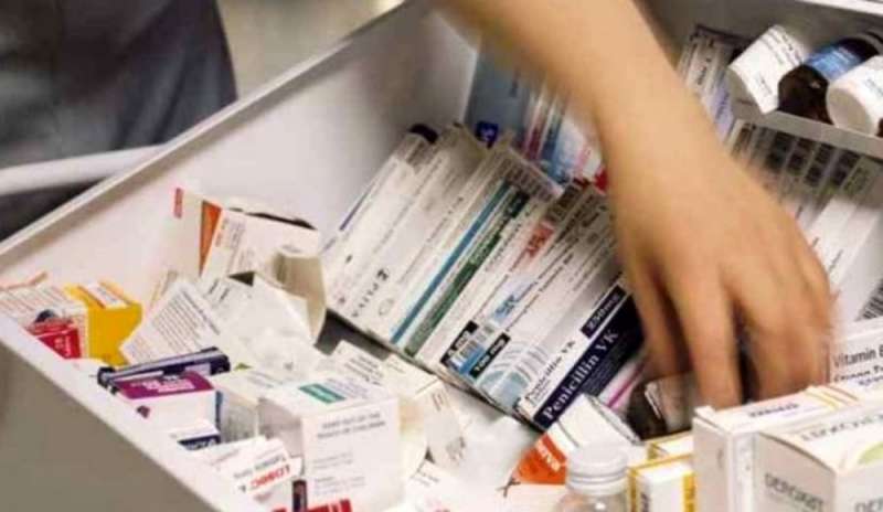 Rubavano farmaci per il mercato nero: 17 persone denunciate