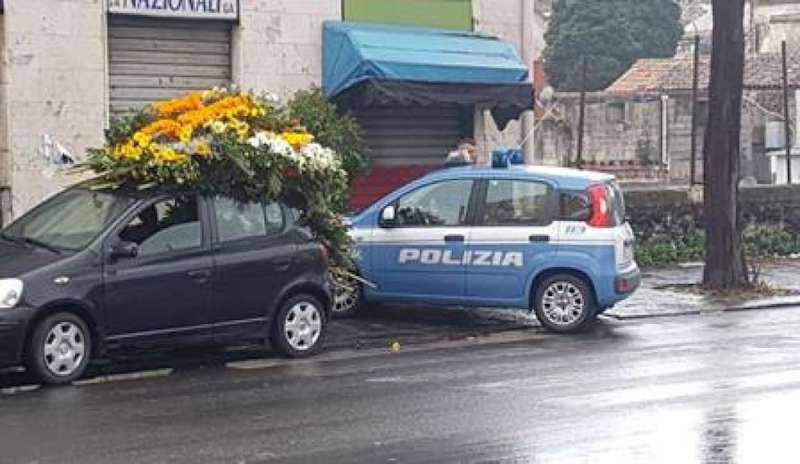 Rubavano i fiori al cimitero per rivenderli nel negozio abusivo