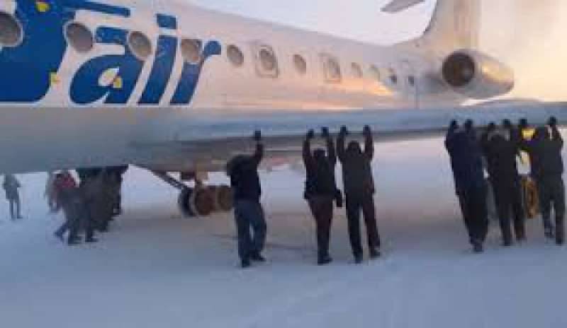 Russia: aereo fermo in pista, i passeggeri costretti a spingere