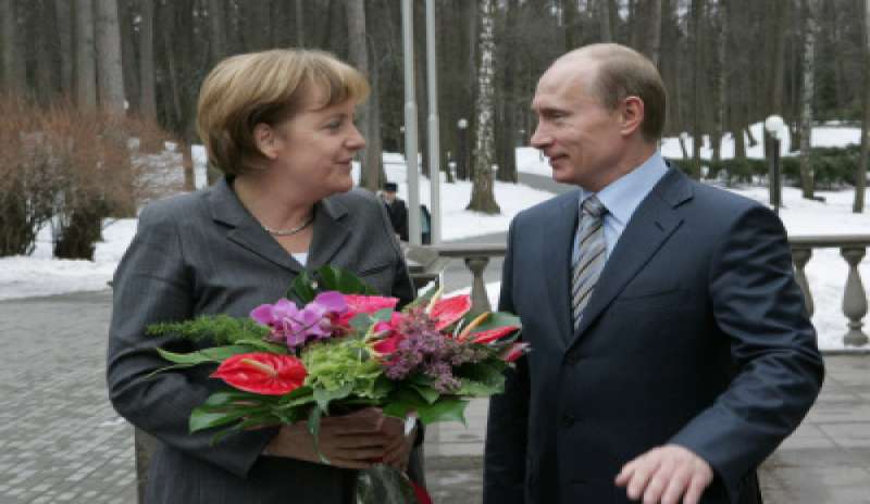 La Russia non disprezzi il diritto internazionale: l’avvertimento della Merkel a Putin