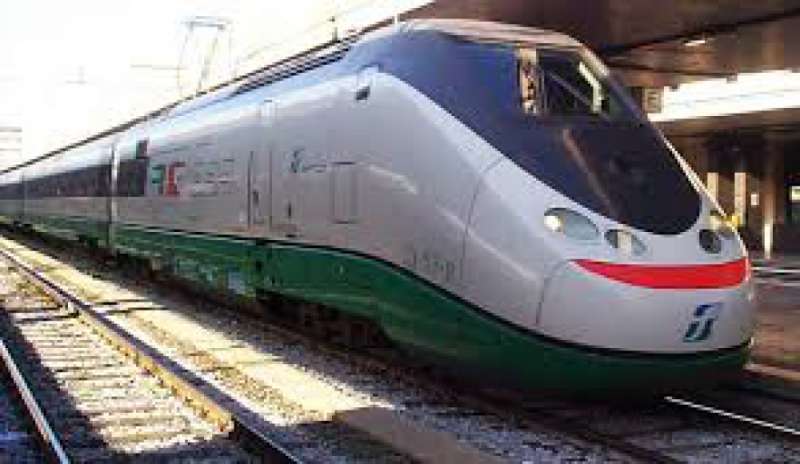 Sabotaggio alla stazione di Bologna, stop ai treni per un incendio doloso