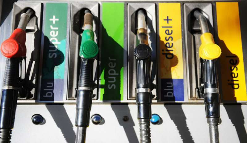 Sale ancora il prezzo della benzina: supera i 2 euro/litro