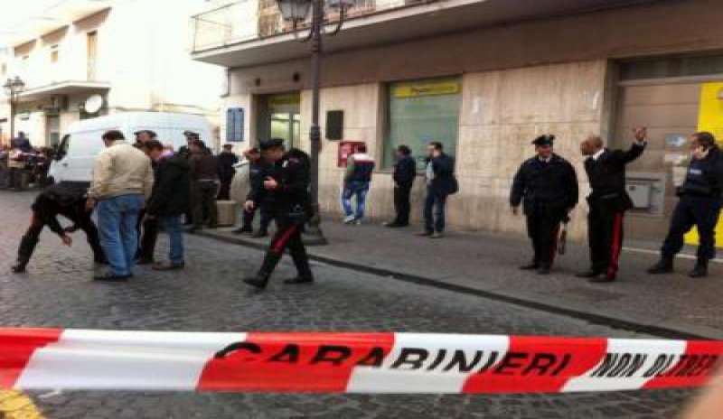 Salerno: assalto a un furgone portavalori con sparatoria, tre feriti