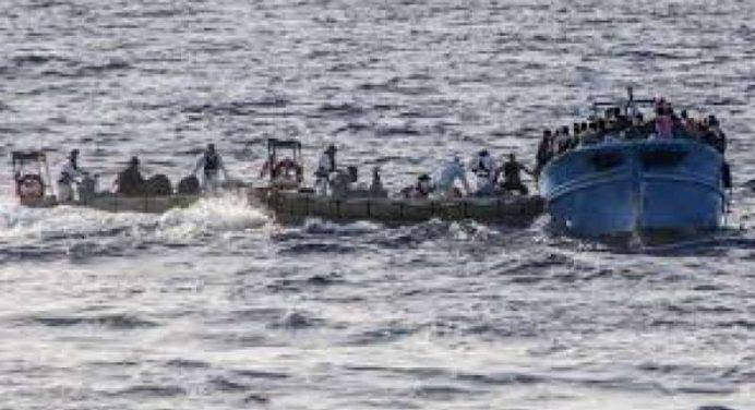 Salvati 70 migranti su un barcone partito dalla Libia