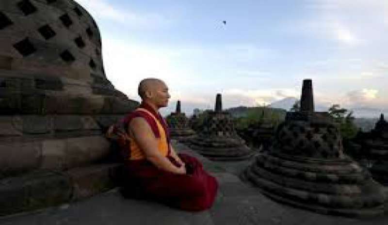 Salvato monaco buddista mentre pregava: aspettava la morte