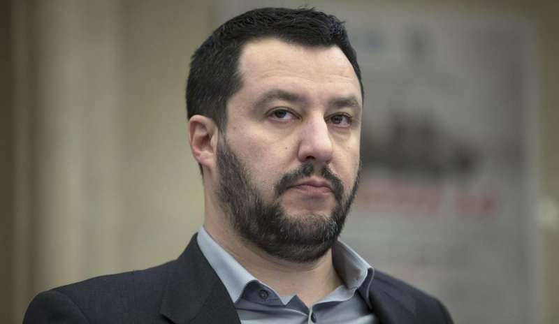 Salvini: “Io mi occupo della vita”. E il Pd insorge