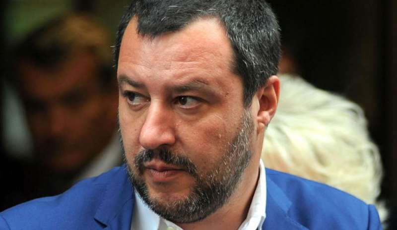 Salvini: “Macron un ipocrita. Riapra i confini”