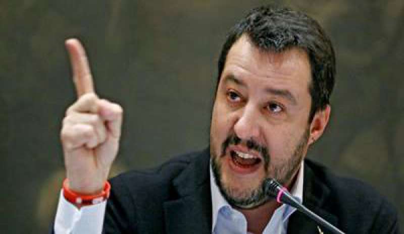 Salvini, nuove frasi shock contro i migranti: “Diamogli le noccioline”