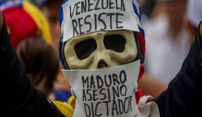 Sangue sul voto in Venezuela, guerra di numeri sull’affluenza