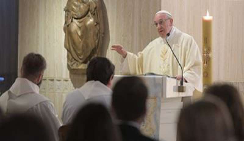 Santa Marta, Bergoglio: “Essere cristiani significa testimoniare l’obbedienza a Dio”
