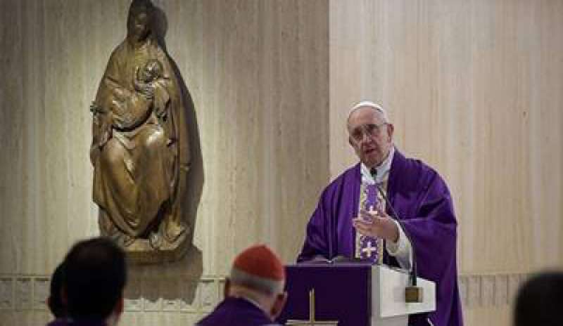 Santa Marta, Bergoglio: “Se siamo sordi alla Parola di Dio diventiamo cattolici atei”