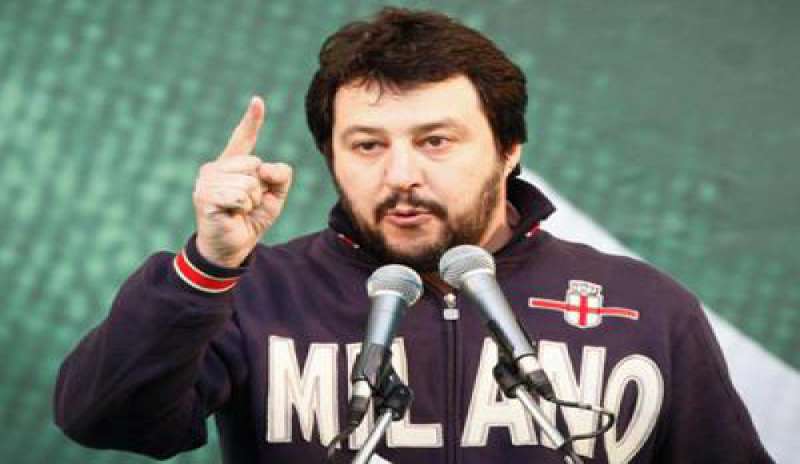 Sassate contro Salvini in un campo rom a Bologna