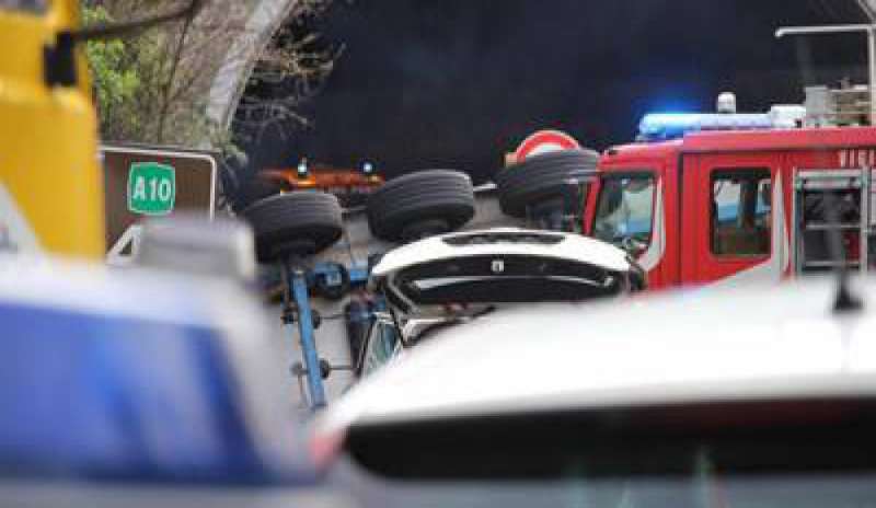 Savona, tir travolge cantiere autostradale: 2 morti