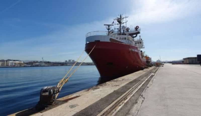 Sbarcate a Taranto le 403 persone salvate dalla Ocean Viking